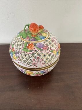 Herend Strawberry Lidded Laced Dish with intricate flowers. 🌸🍓